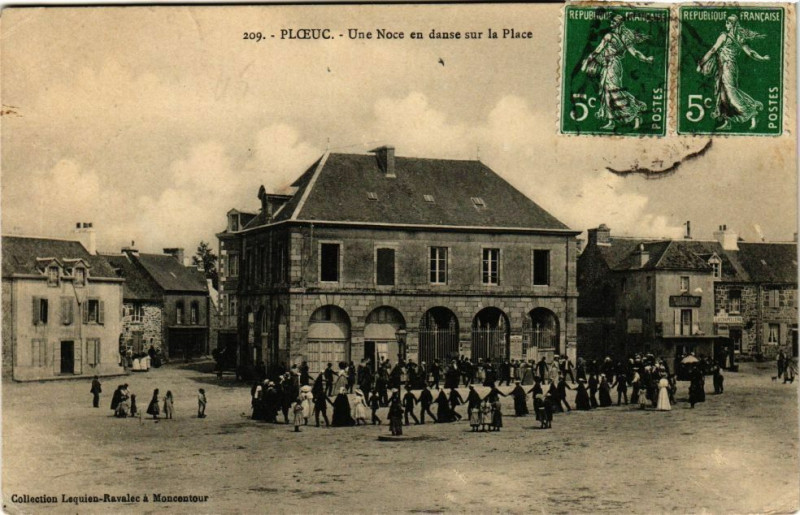 Carte postale ancienne Ploeuc-Une Noce en danse sur la Place