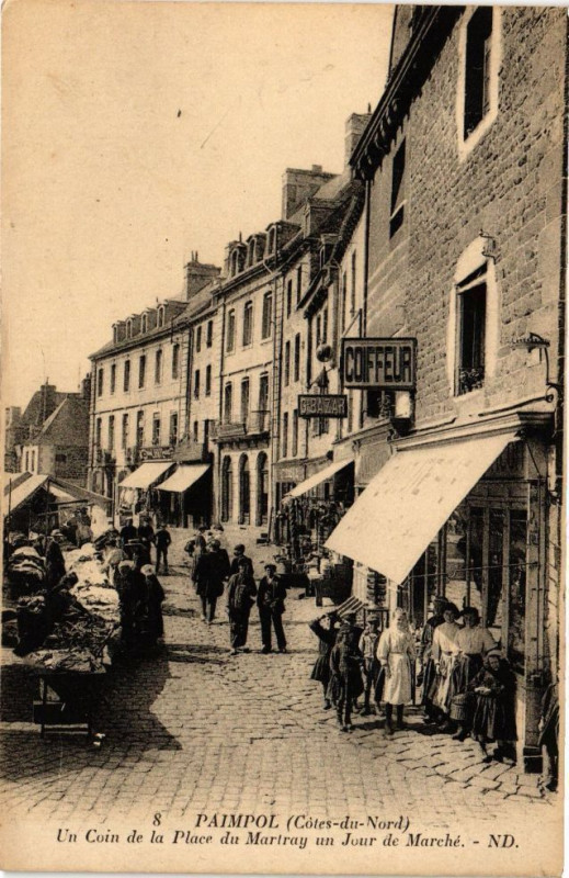 Carte postale ancienne Paimpol-Un Coin de la Place du Martray un Jour de Marché à Paimpol