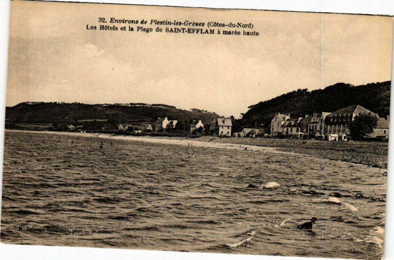 Carte postale ancienne Les Hotels et la Plage de Saint-Efflam