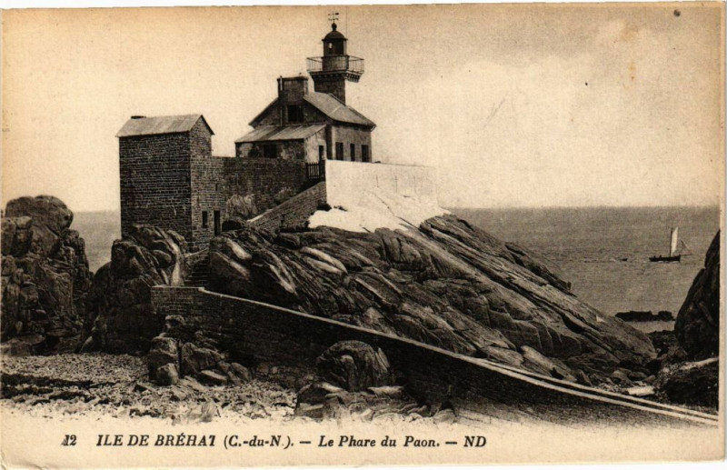 Carte postale ancienne Ile de Brehat-Le Phare du Paon à Île-de-Bréhat