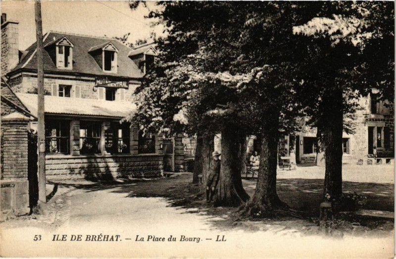 Carte postale ancienne Ile de Brehat-La Place du Bourg à Île-de-Bréhat