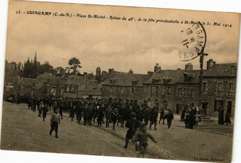 Carte postale ancienne Guingamp-Place St-Michel à Guingamp