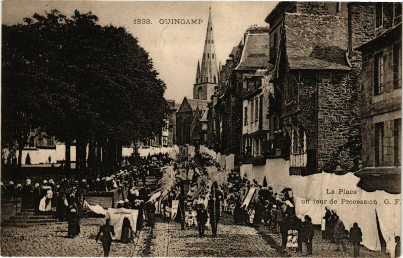 Carte postale ancienne Guingamp-La Place un jour de Procession à Guingamp