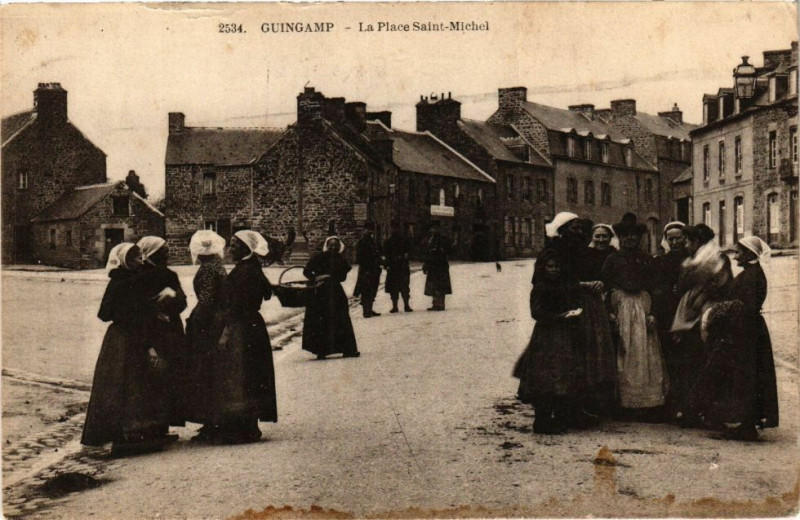 Carte postale ancienne Guingamp-La Place St-Michel à Guingamp
