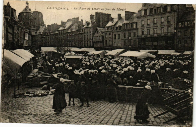 Carte postale ancienne Guingamp-La Place au Centre un jour de Marché à Guingamp