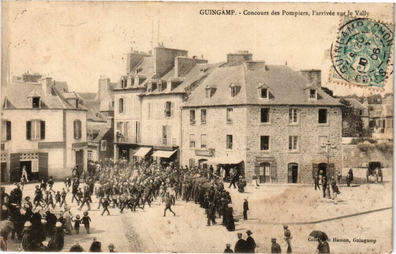 Carte postale ancienne Guingamp-Concours des Pompiers l'arrivée sur le Vally à Guingamp