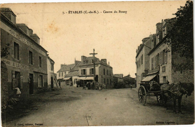 Carte postale ancienne Etables-Centre du Bourg