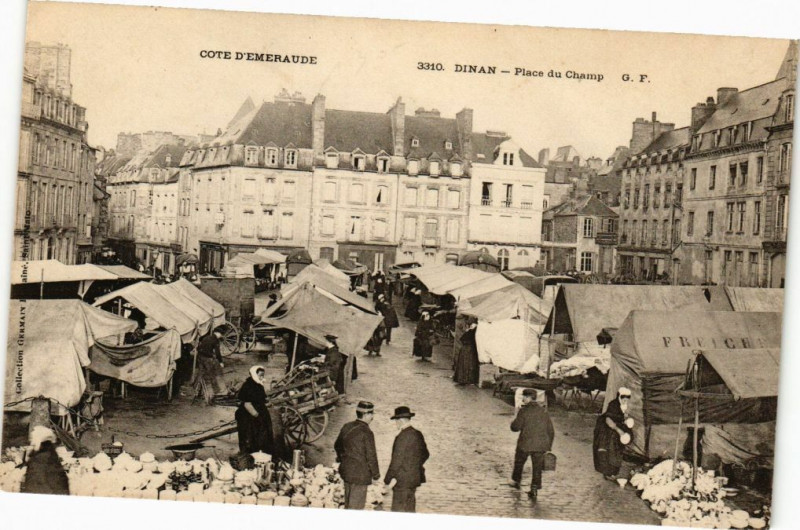Carte postale ancienne Dinan-Place du Champ à Dinan