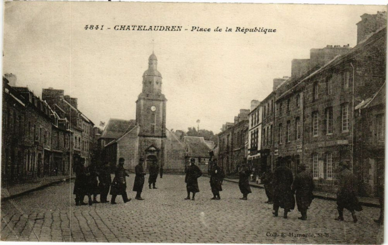 Carte postale ancienne Chatelaudren-Place de la République
