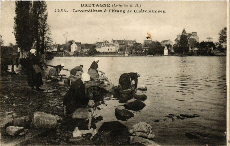 Carte postale ancienne Bretagne-Lavandieres a l'Etang de Chatelaudren