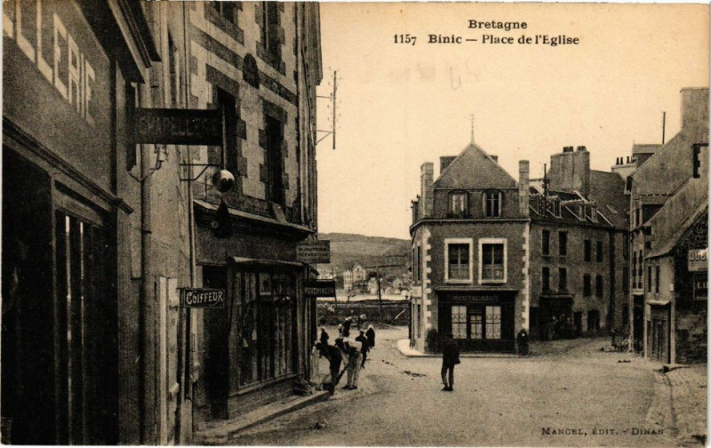 Carte postale ancienne Binic-Place de l'Eglise