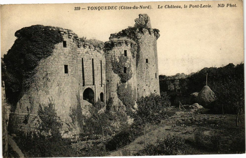 Carte postale ancienne Tonquedec-Le Chateau le Pont Levis à Tonquédec