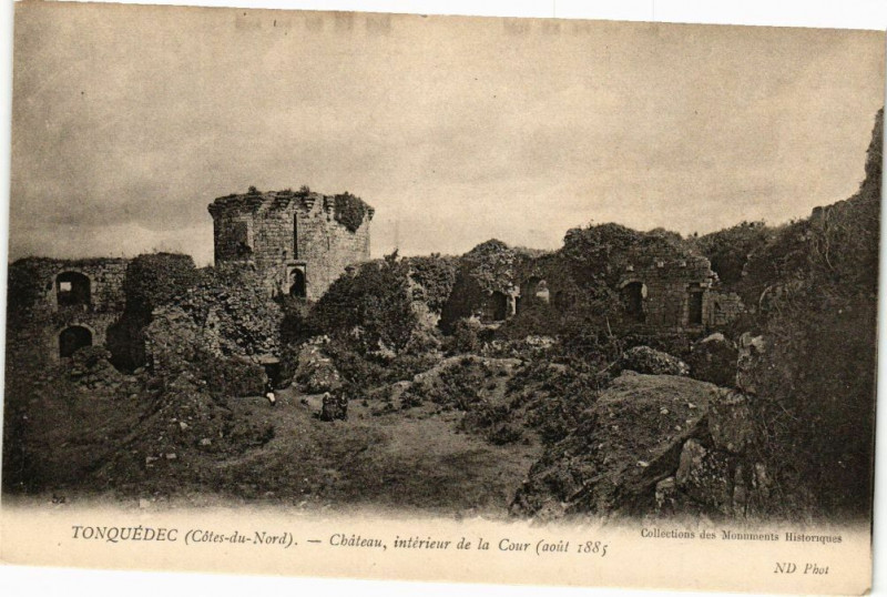 Carte postale ancienne Tonquedec-Chateau-Intérieur de la Cour à Tonquédec
