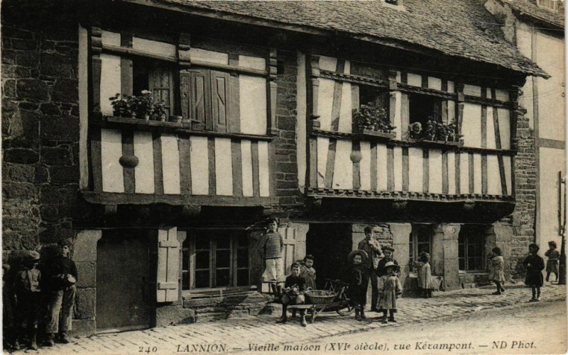 Carte postale ancienne Lannion - Vieille maison du XVIe siècle rue Kérampont à Lannion