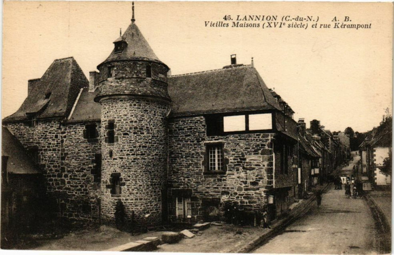 Carte postale ancienne Lannion - Vieilles Maisons et rue Kérampont à Lannion
