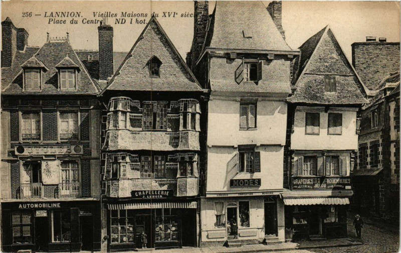 Carte postale ancienne Lannion - Vieilles Maisons du XVe siécle-Place du Centre à Lannion