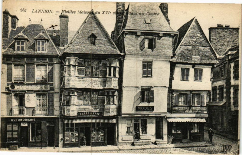 Carte postale ancienne Lannion - Vieilles maisons du XVe siécle-Place du Centre à Lannion