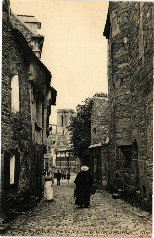Carte postale ancienne Lannion - Vieilles Maisons de la rue Dugueselin à Lannion