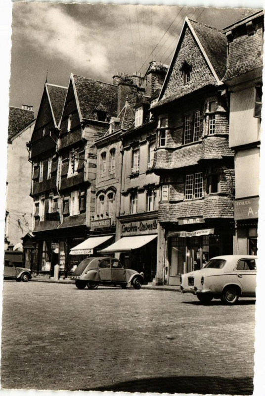 Carte postale ancienne Lannion - Place du Centre à Lannion