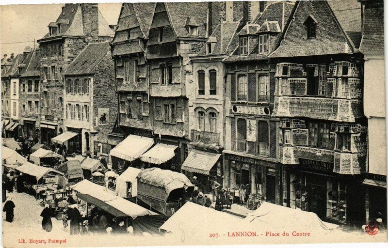 Carte postale ancienne Lannion - Place du Centre à Lannion