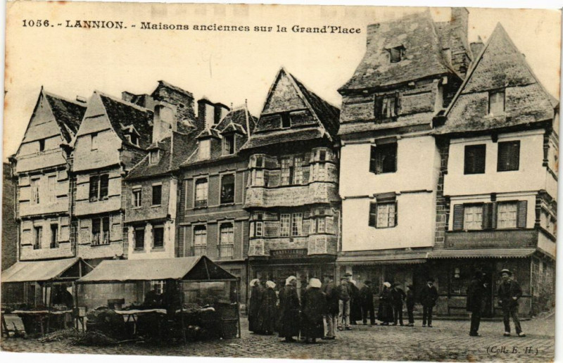 Carte postale ancienne Lannion - Maisons anciennes sur la Grand Place à Lannion
