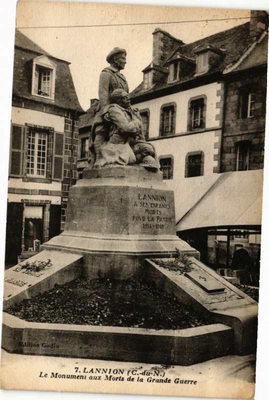 Carte postale ancienne Lannion - Le Monument aux Morts de la Grande Guerre à Lannion