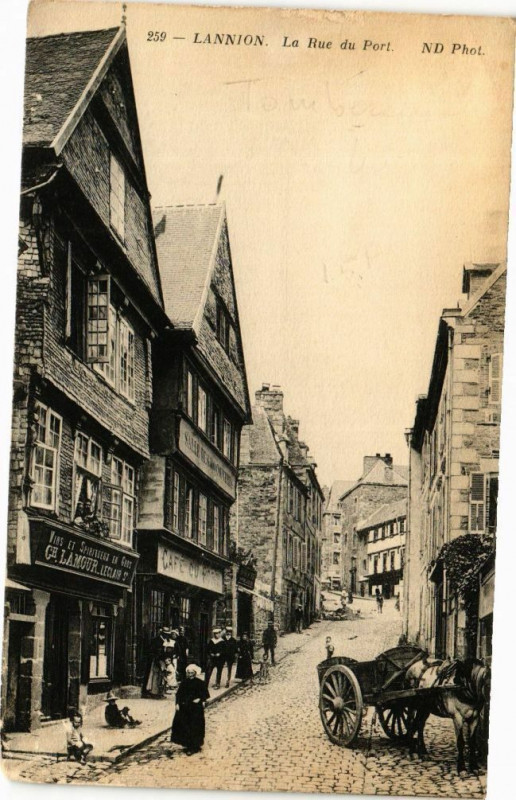 Carte postale ancienne Lannion - La Rue du Port à Lannion