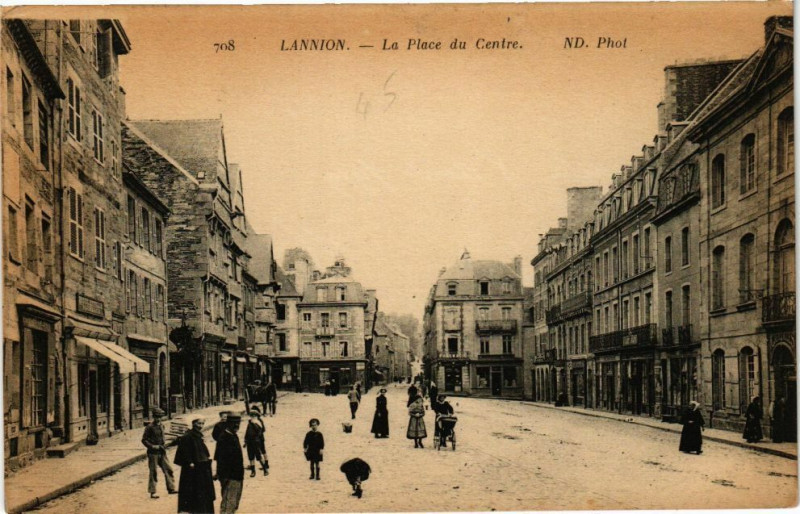 Carte postale ancienne Lannion - La Place du Centre à Lannion