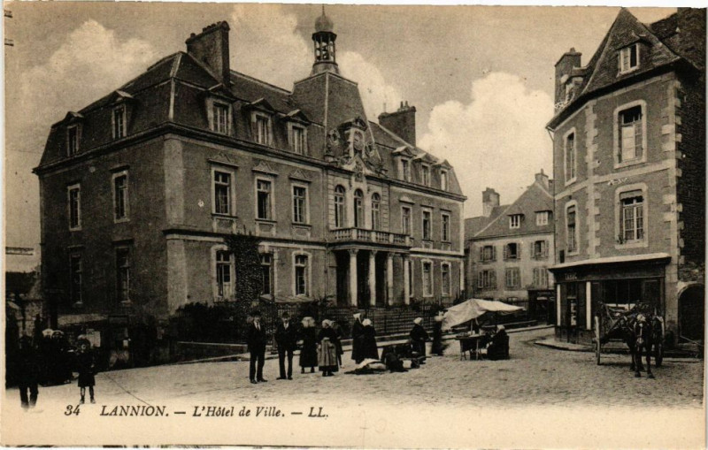 Carte postale ancienne Lannion L'Hotel de Ville France à Lannion