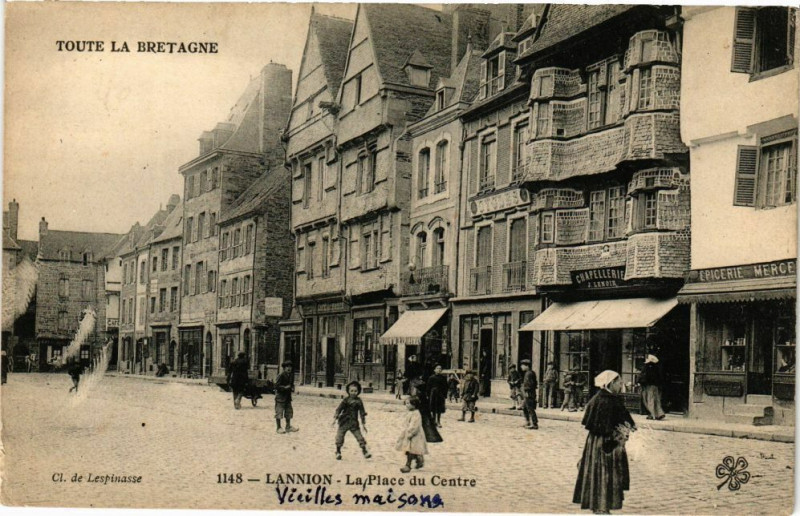 Carte postale ancienne Lannion - La Place du Centre à Lannion