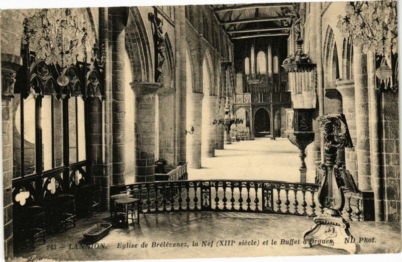 Carte postale ancienne Lannion - Eglise de Brélévenez la Nef et le Buffet d'Orgues à Lannion