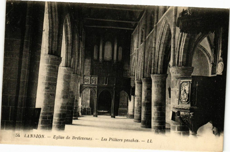 Carte postale ancienne Lannion - Eglise de Brélevenez-Les Pilliers penchés à Lannion