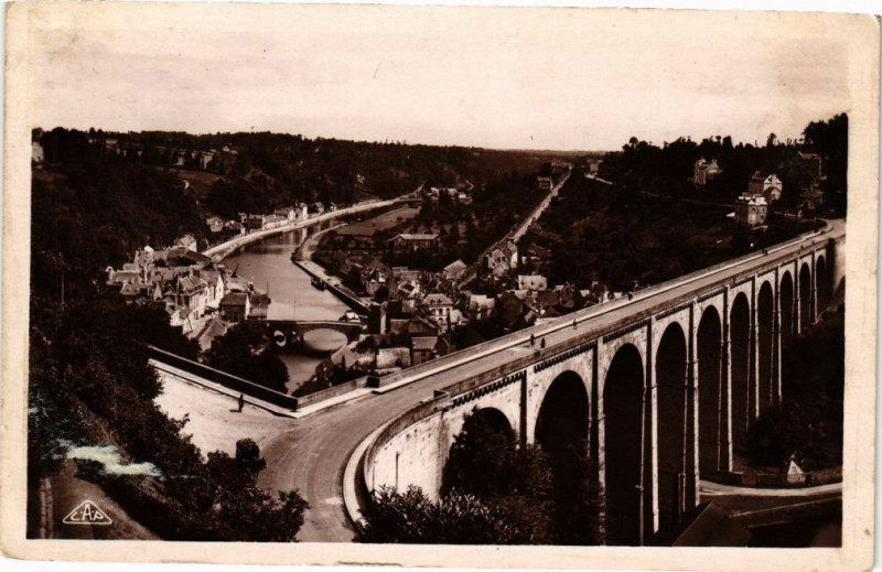 Carte postale ancienne Dinan - Viaduc de Lanvallay et Vallée de la Rance à Dinan