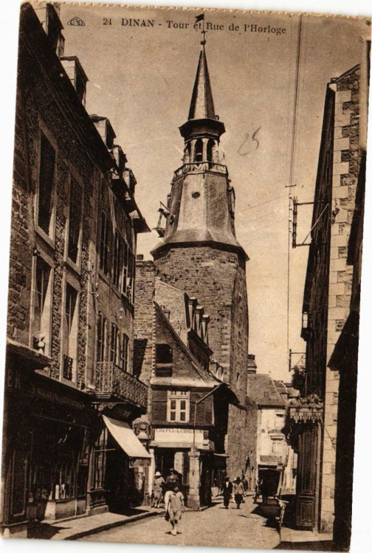 Carte postale ancienne Dinan - Tour et Rue de l'Horloge à Dinan