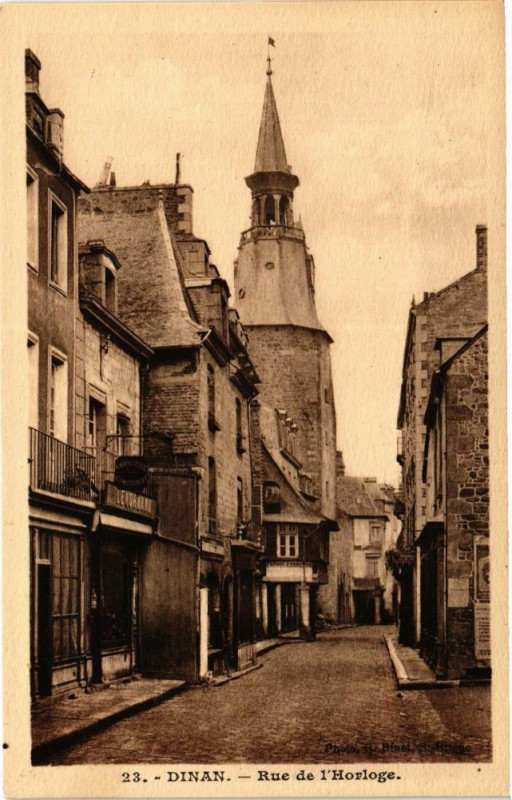 Carte postale ancienne Dinan - Rue de l'Horloge à Dinan