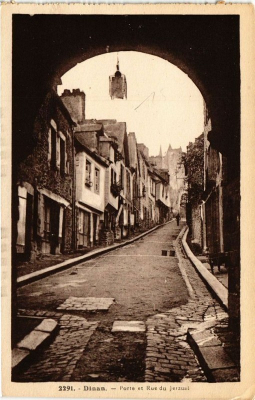 Carte postale ancienne Dinan - Porte et Rue du Jerzual à Dinan