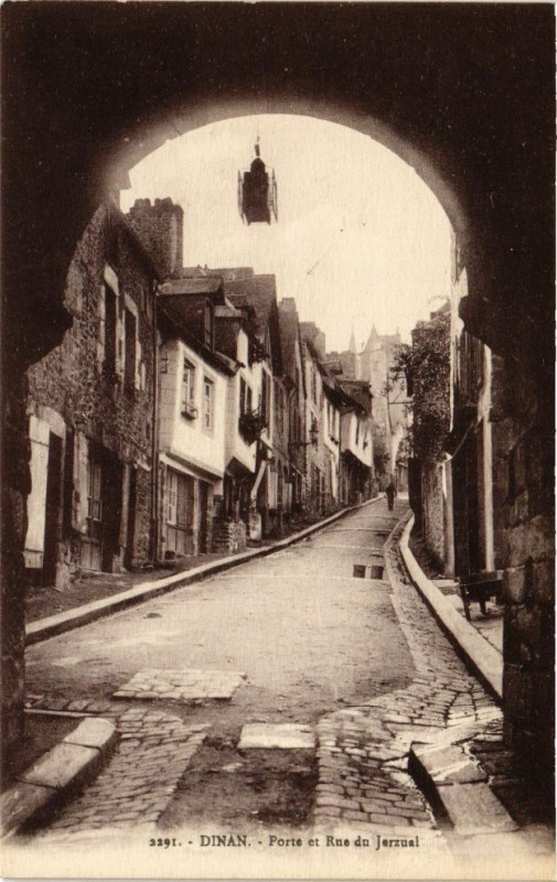 Carte postale ancienne Dinan - Porte et Rue du Jerzual à Dinan