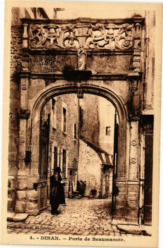 Carte postale ancienne Dinan - Porte de Beaumanoir à Dinan