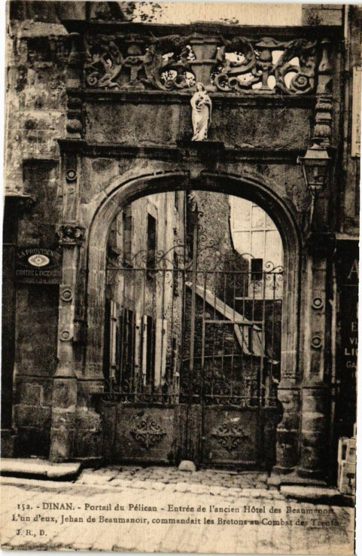 Carte postale ancienne Dinan - Portail du Pélican-Entrée de l'ancien Hoel des Beaumanoir à Dinan