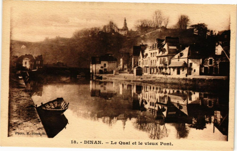 Carte postale ancienne Dinan - Le Quai et le vieux Pont à Dinan
