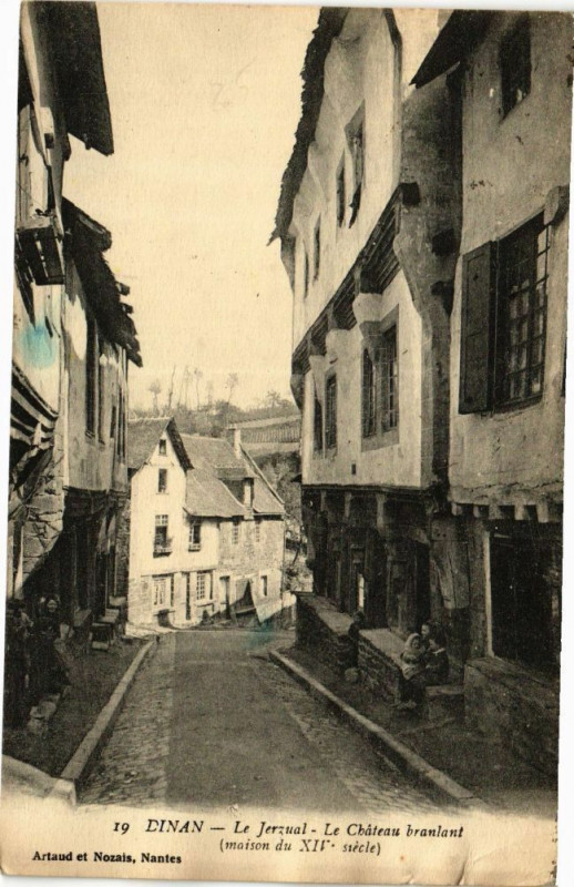 Carte postale ancienne Dinan - Le Jerzual-Le Chateau branlant à Dinan