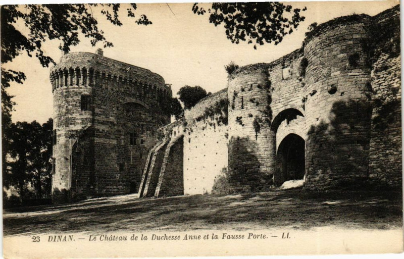 Carte postale ancienne Dinan - Le Chateau de la Duchesse Anne et la Fausse Porte à Dinan