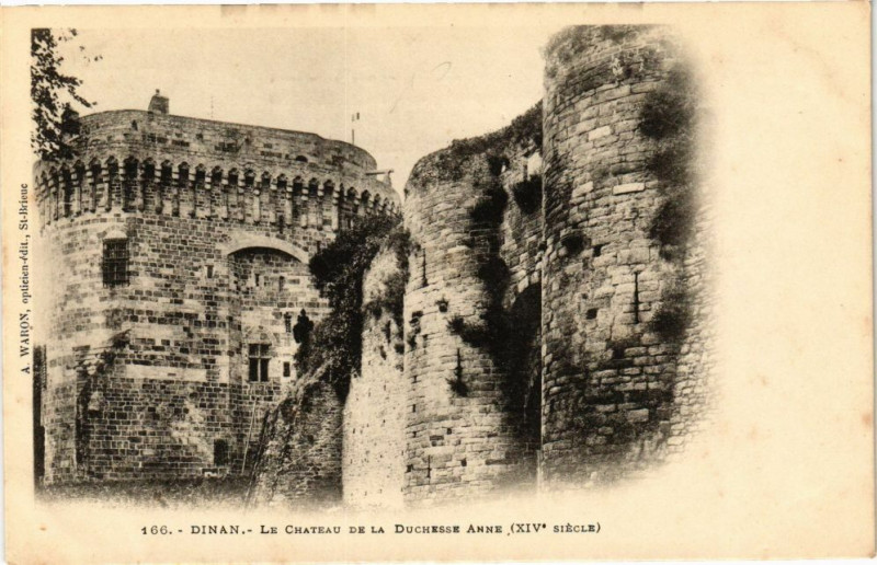 Carte postale ancienne Dinan - Le Chateau de la Duchesse Anne à Dinan