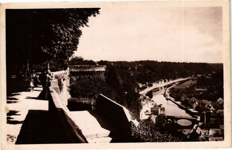 Carte postale ancienne Dinan - La Tour Ste-Catherine et Vue sur la Rance à Dinan