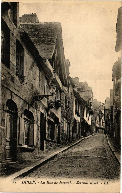 Carte postale ancienne Dinan - La Rue de Jerzual à Dinan