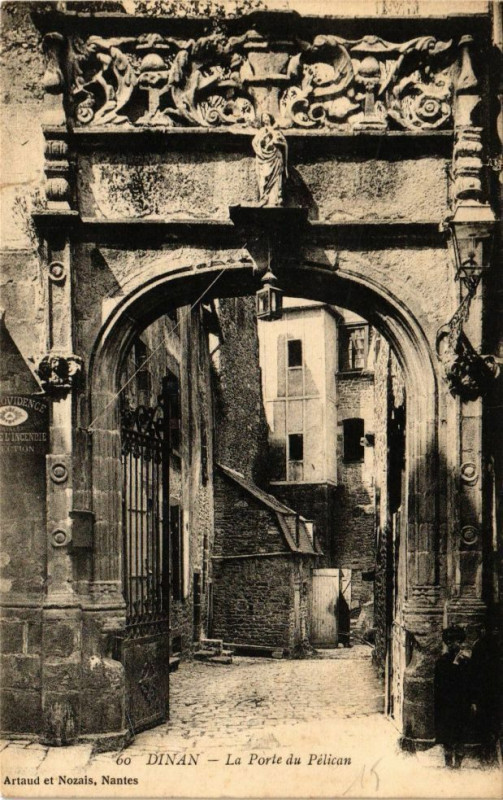 Carte postale ancienne Dinan - La Porte du Pélican à Dinan