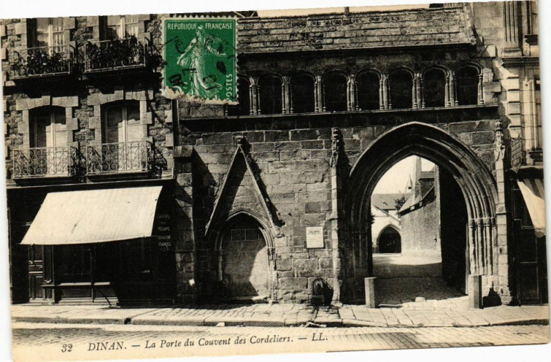 Carte postale ancienne Dinan - La Porte du Couvent des Cordeliers à Dinan