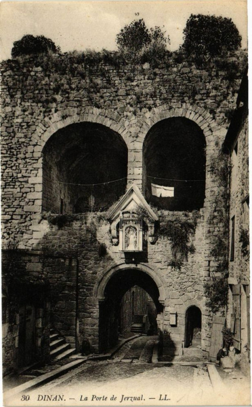 Carte postale ancienne Dinan - La Porte de Jerzual à Dinan