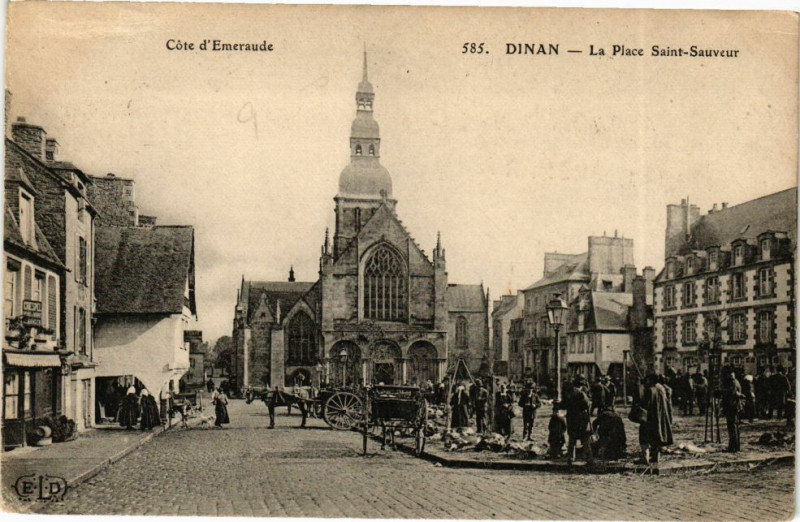 Carte postale ancienne Dinan - La Place St-Sauveur à Dinan