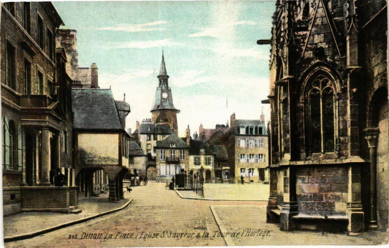 Carte postale ancienne Dinan - La Place l'Eglise St-Sauveur & la Tour de l'Horloge à Dinan